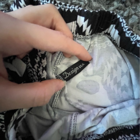 Black and white skull design leggings - Picture 2 of 3